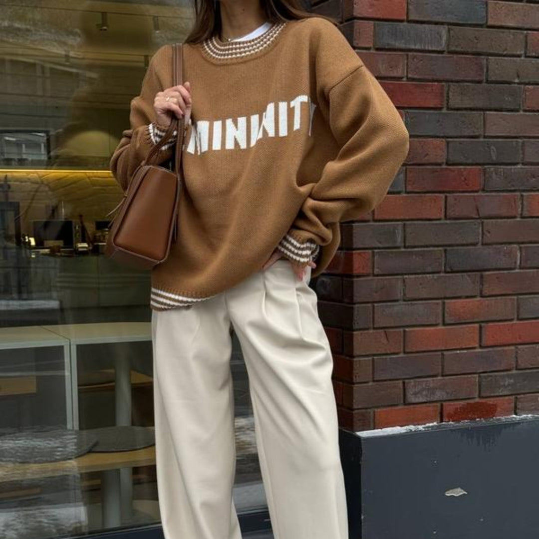 Kvinders afslappede sweatshirt med stilfuld lettering og stribede manchetter