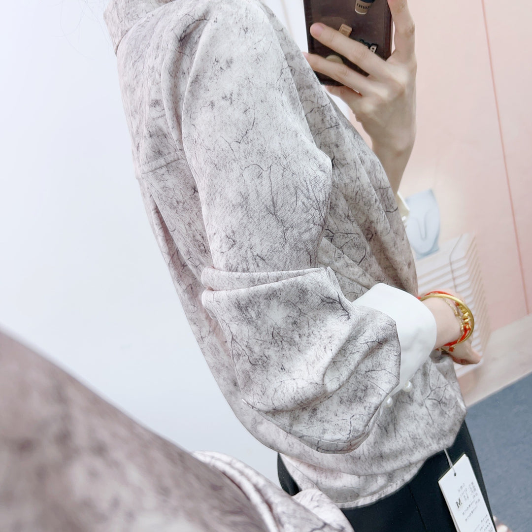 Damebluse med kunstnerisk mønster og elegante detaljer Stilla