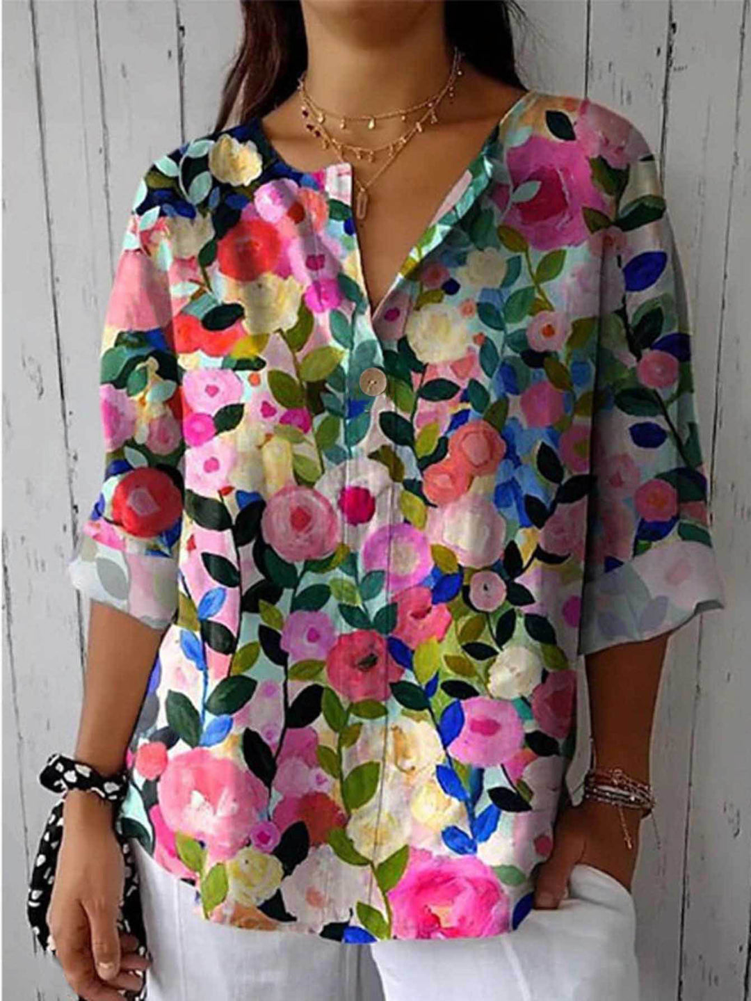 Damebluse med blomsterdesign og knaplukning Stilla
