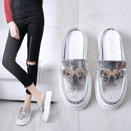 Dame mode loafers med glat overfladestruktur og dekorativ metallelement Stilla