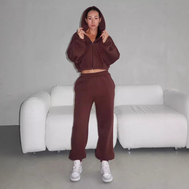 Kvindernes sporty loungewear sæt med brede bukser og hoodie Skovae