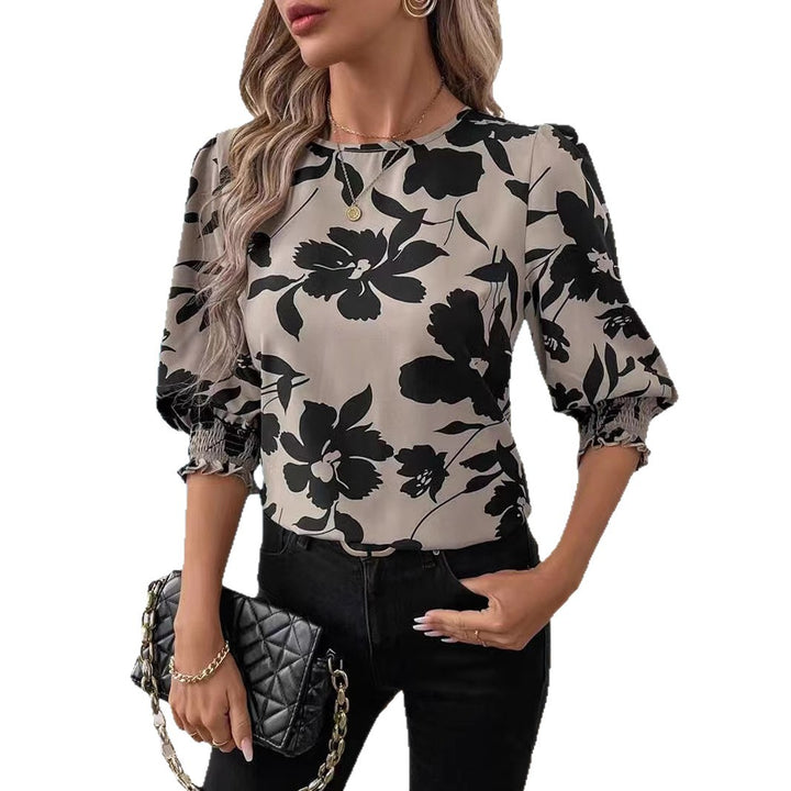 Damebluse med blomsterprint og flæseærmer Stilla