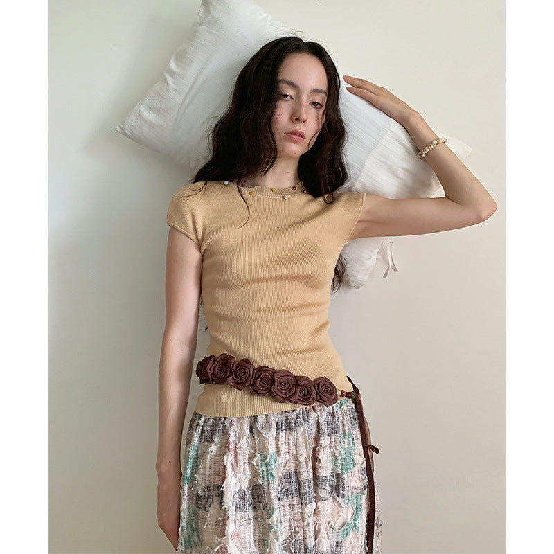Dame kort top med farverig perledekor og ribbet design Stilla