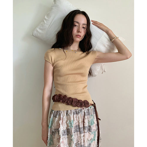 Dame kort top med farverig perledekor og ribbet design Stilla