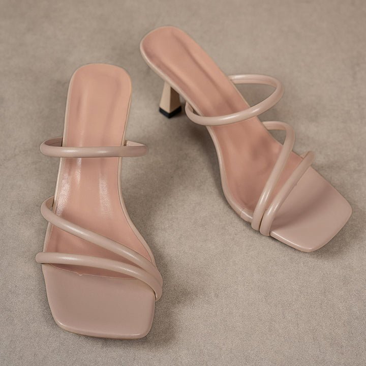 Dame nan minimalistische sandal med tre smalle stropper, kvadratisk tåform og feminin trapezhælhæl Skovae