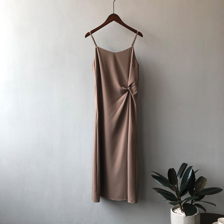 Dame elegant maxikjole med justerbare spaghettistropper og raffineret draperingsdetalje Stilla