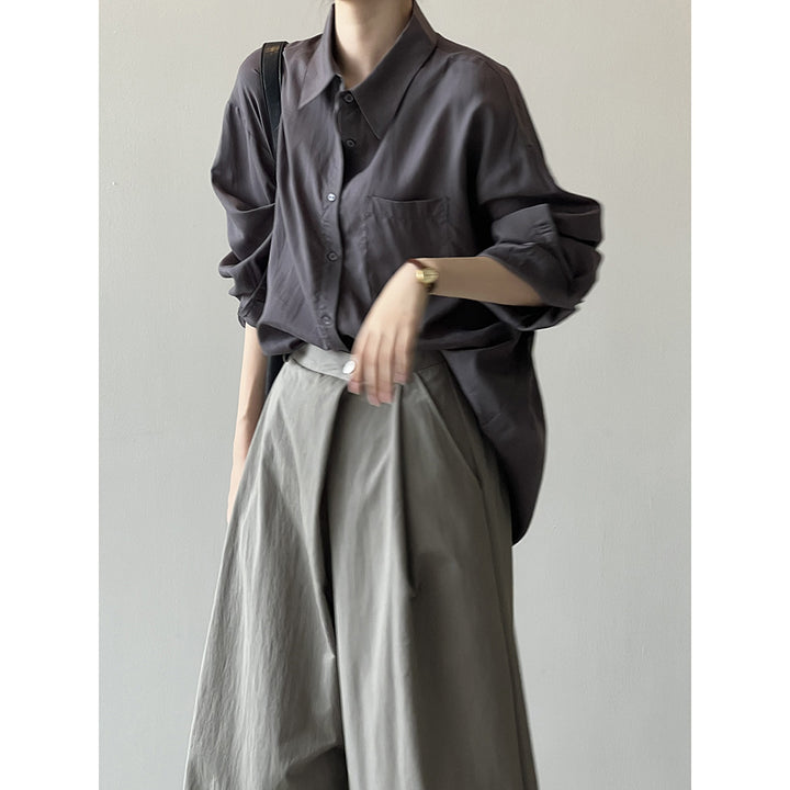 Dame elegant og luftig bluse med praktiske brystlommer og subtile ruffle detaljer Stilla