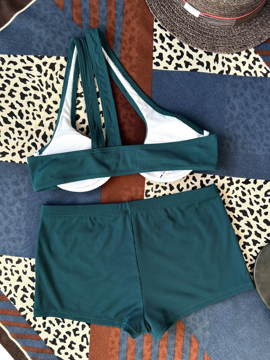 Dame Højt skåret Bikini-sæt med innovativt snit og asymmetriske stropper Stilla