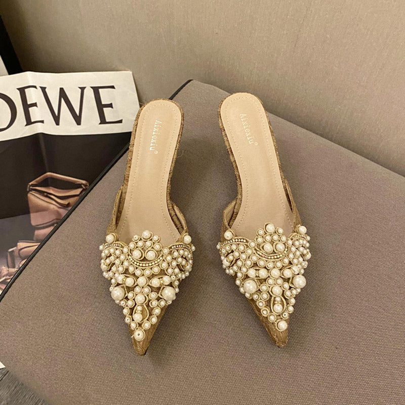 Dame spidssko med elegante perleapplikationer Stilla