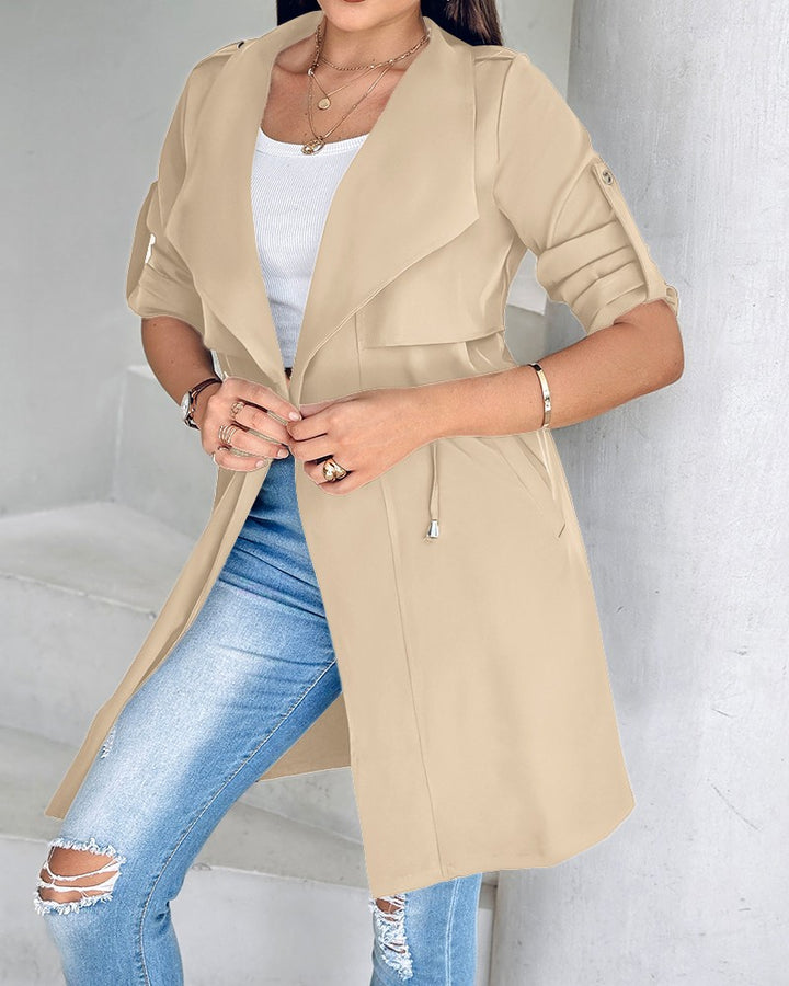 Dame moderigtig trenchcoat med taljerbart design og praktiske lommer Stilla