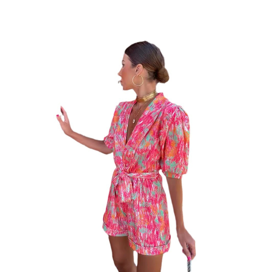 Dame moderner Jumpsuit med moderne puffærmer og farverigt grafisk design Stiila
