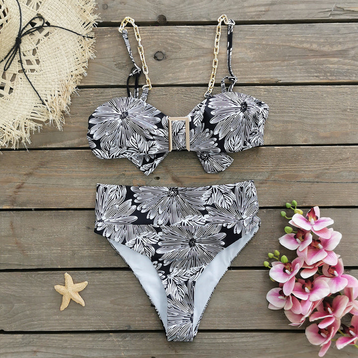 Dame bikini-sæt med raffineret blomsterprint og gyldne kædetrækkere Stilla