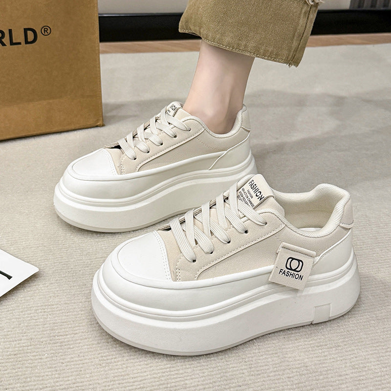 Dame Sporty Plateau-Sneakers med trendy logo-detalje og slidstærkt overdelsmateriale Stilla