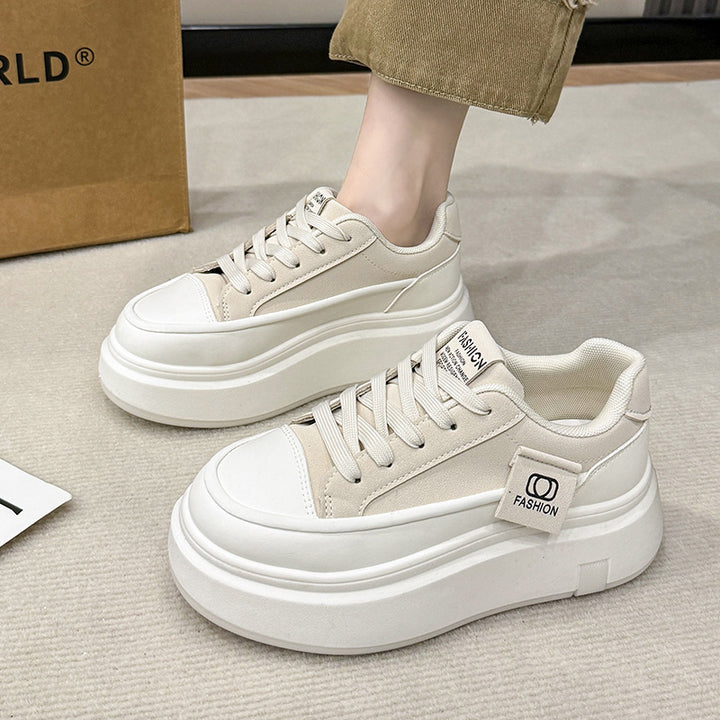 Dame Sporty Plateau-Sneakers med trendy logo-detalje og slidstærkt overdelsmateriale Stilla