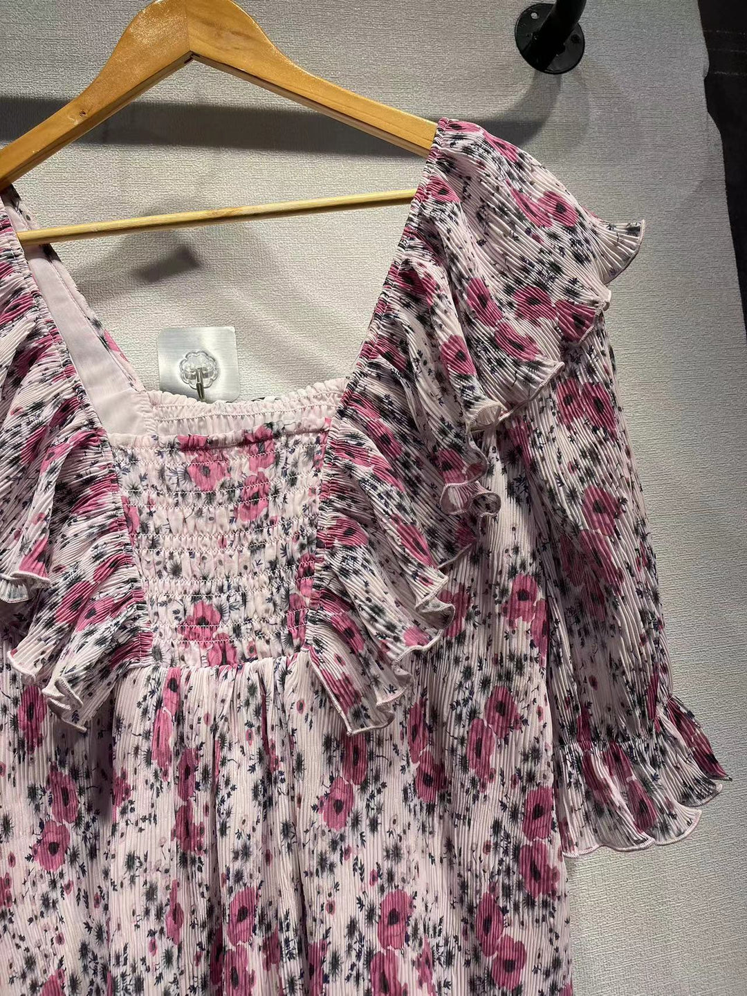 Dame blomsterkjole med romantisk flæse design og lette stofdetaljer Stilla