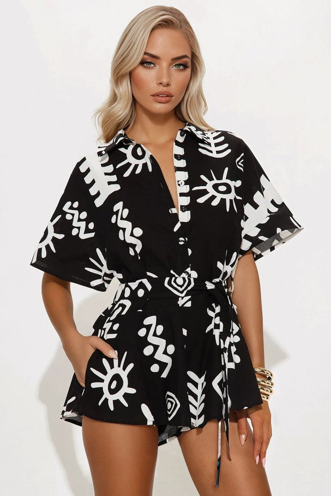 Dame kortærmet jumpsuit med unikt print og talje bælte Stilla