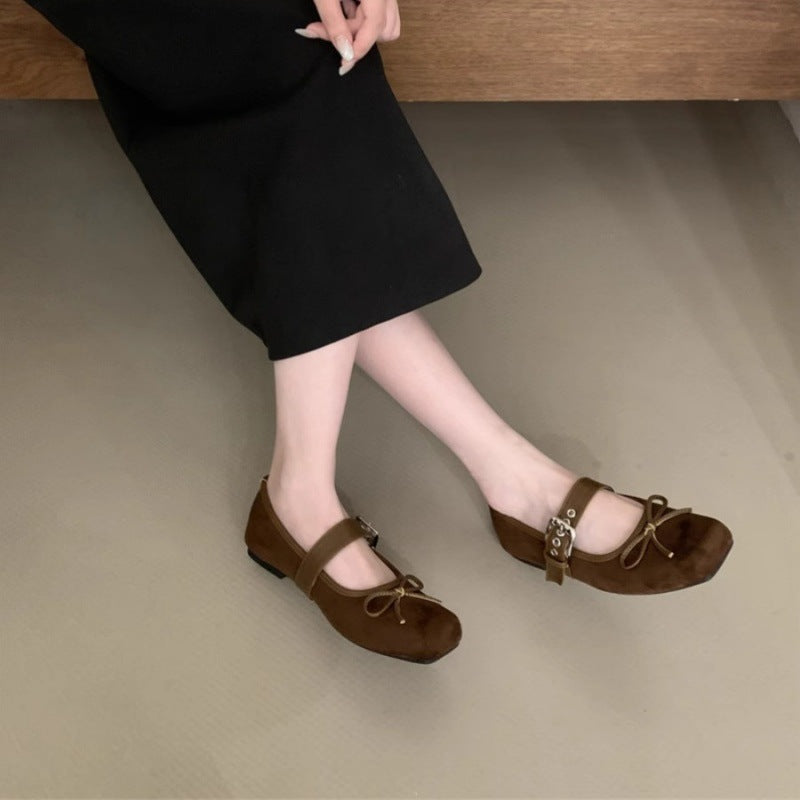 Dame ballerinas med justerbar rem og moderne sløjfedetalje Stilla