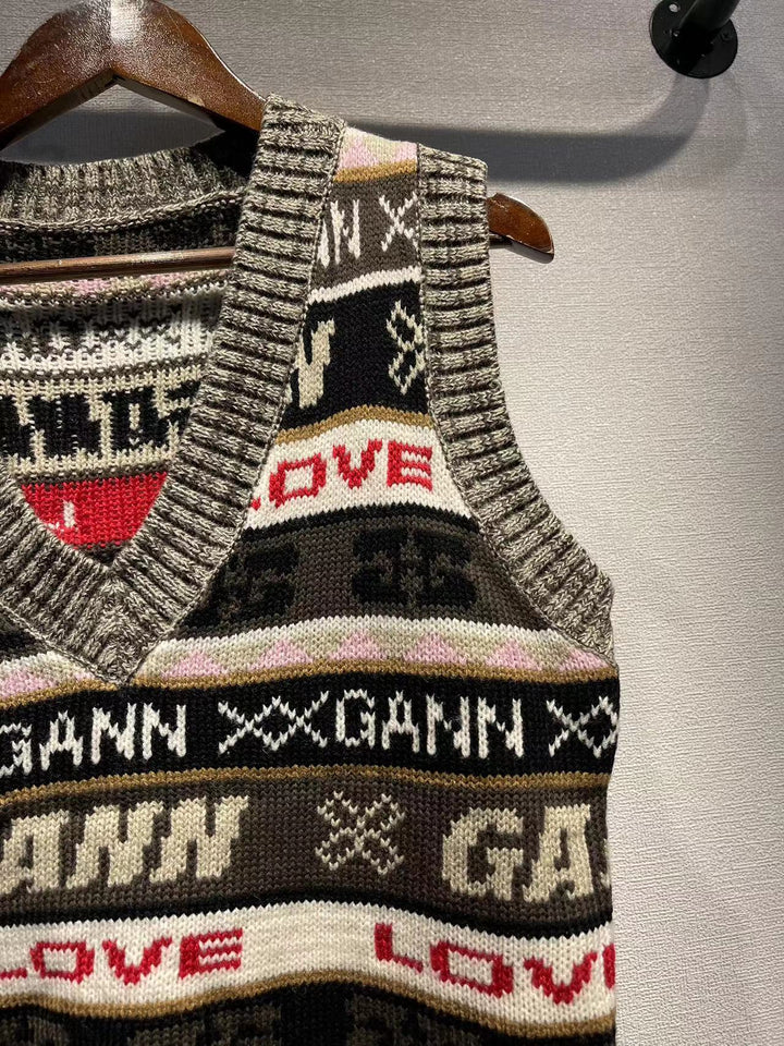 Dame strikvest med moderne grafisk mønster og V-hals Stilla