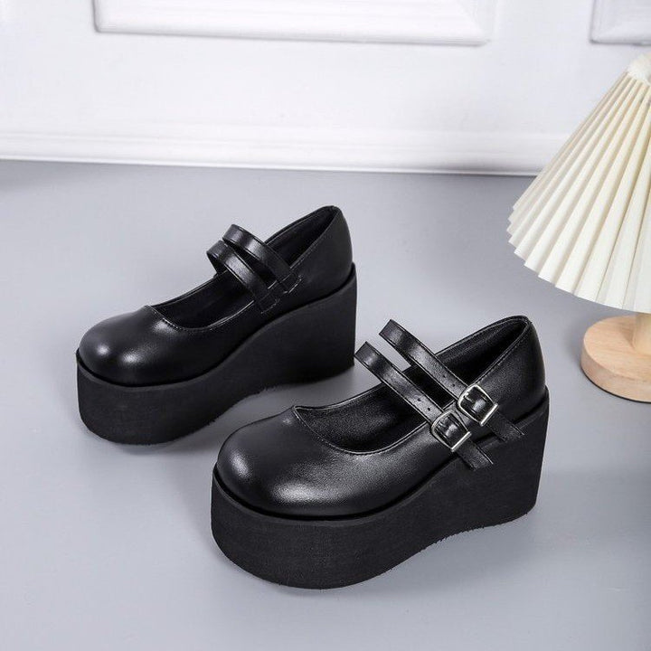 Dame Plateau-Pantoletten med elegant dobbeltsnor og skridsikker sål Stilla