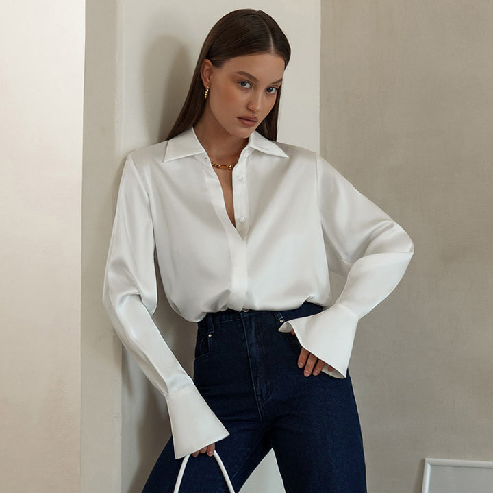 Dame Elegant Satin-Skjortebluse med smalt snit og fine knapdetaljer Stilla