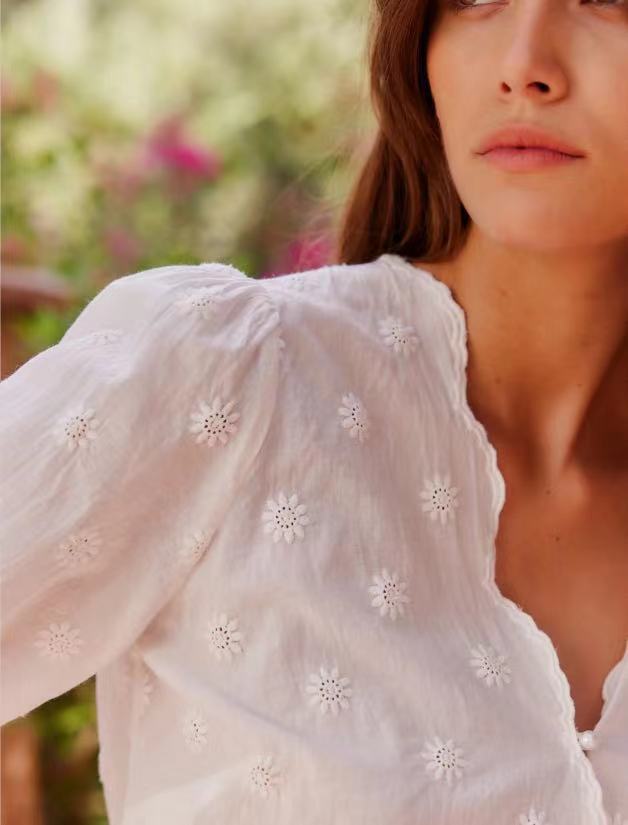 Damebluse med kunstnerisk blomsterbroderi og elegante pufærmer Stilla