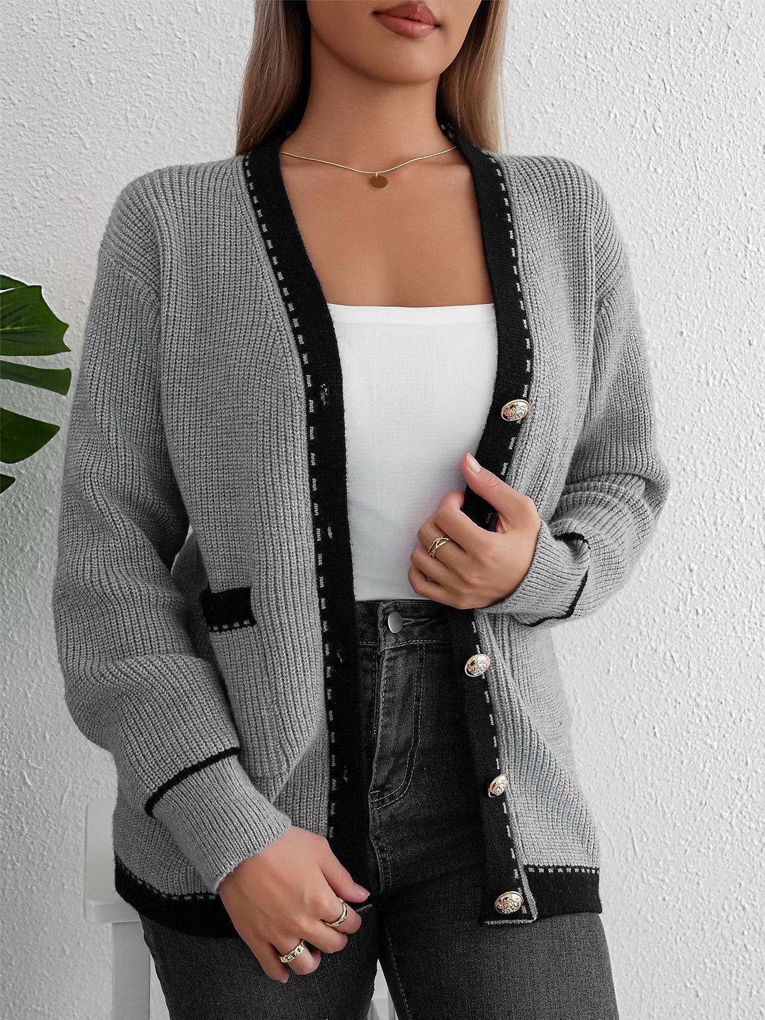 Dame cardigan med fashionable knaplukning og kontrastdetaljer Stilla