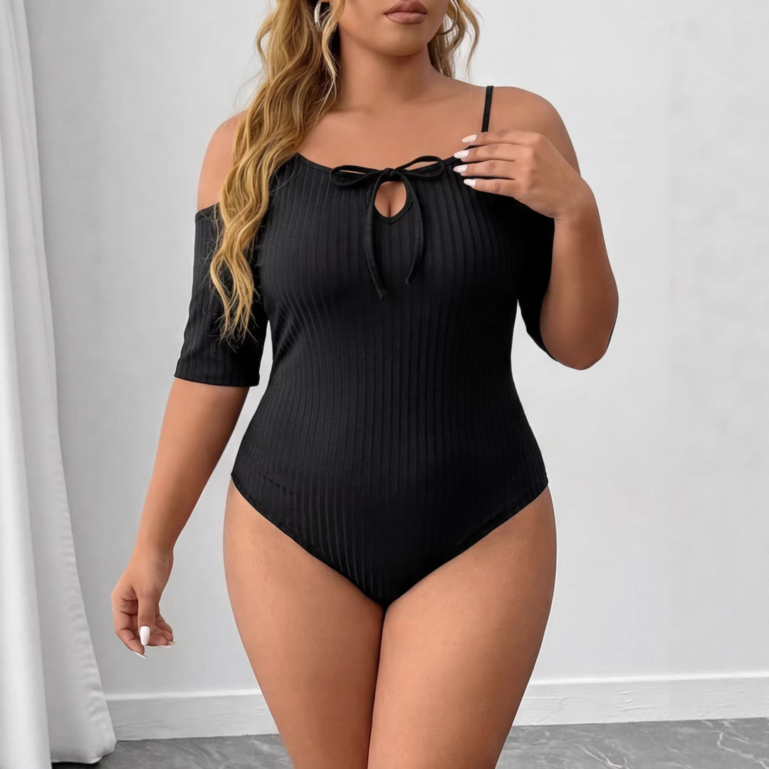 Dame tætsiddende top med off-shoulder design Skovae
