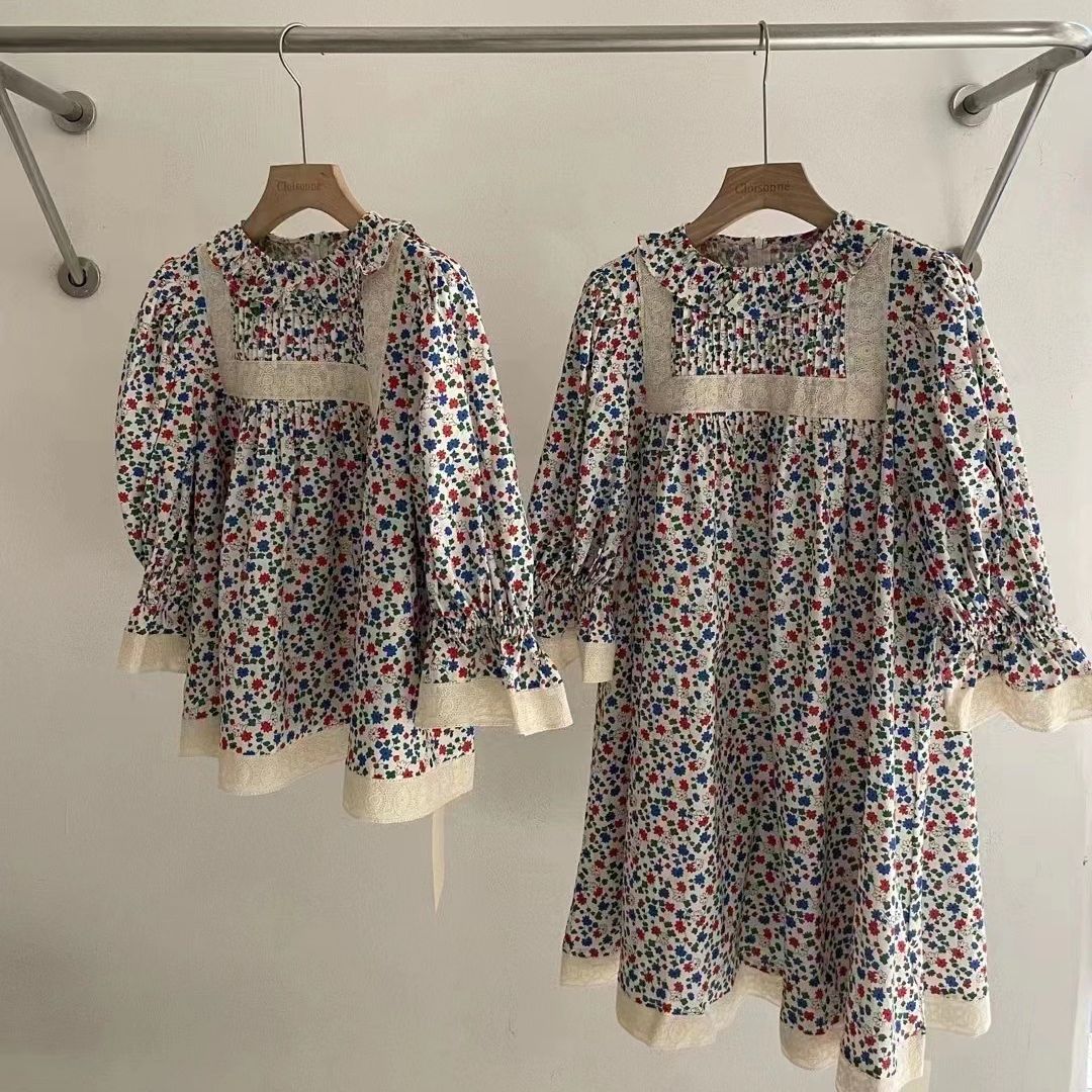 Damebluse med blomsterdesign og spidsdetaljer Stilla