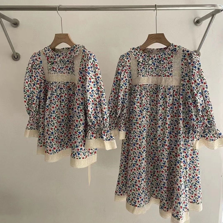 Damebluse med blomsterdesign og spidsdetaljer Stilla