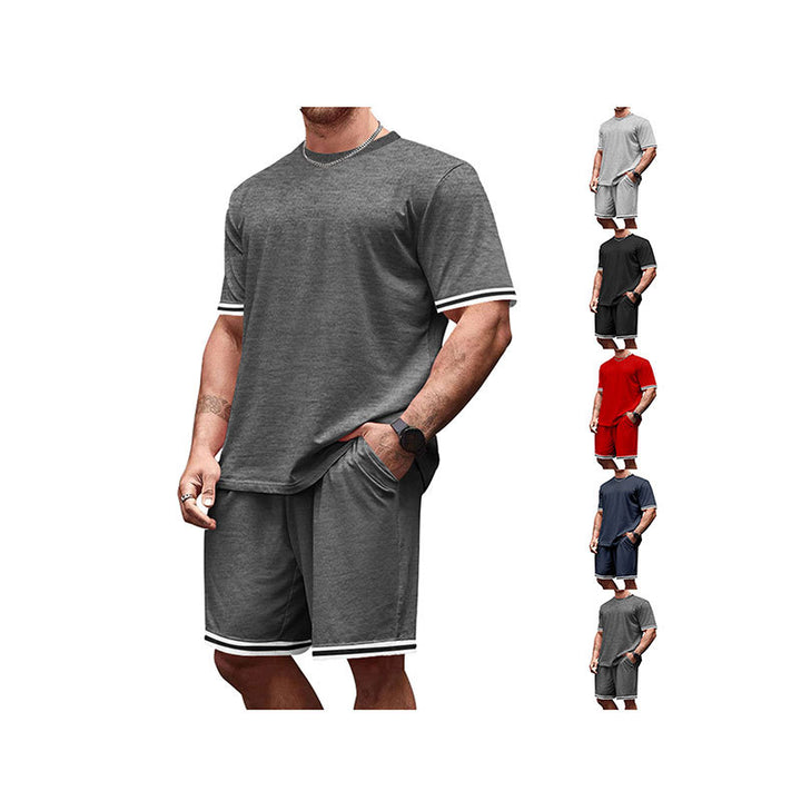 Herren nan sporty lounge set lavet af høj kvalitet bomuldsblanding med tætsiddende kortærmet t-shirt og snore-shorts med kontrasterende manchetter Skovae