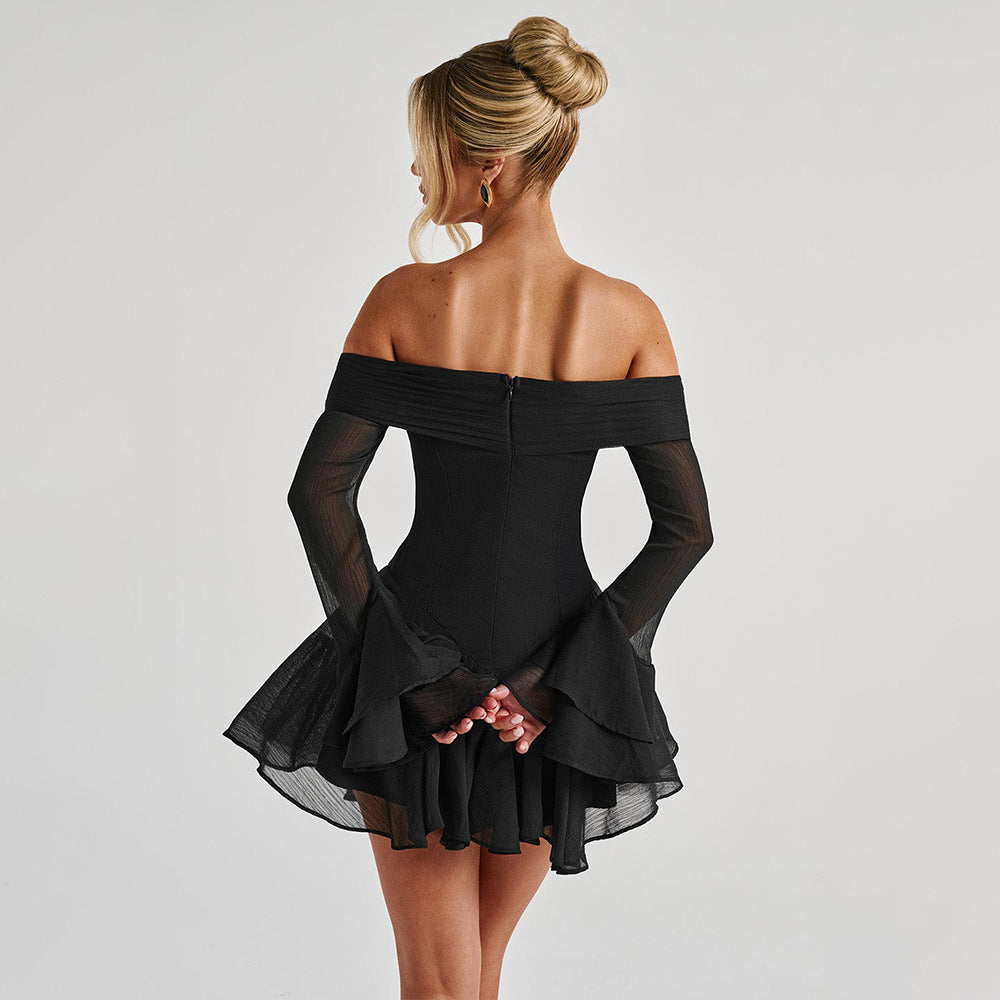 Dame off-shoulder minikjole med voluminøse flæsedetaljer og elegant taljebælte Stilla