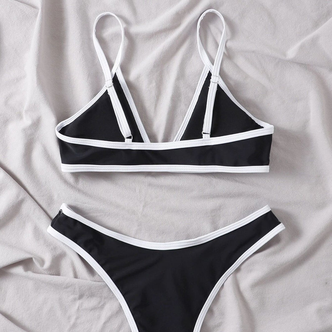 Dame triangel-bikini med kontrasterende detaljer Skovae