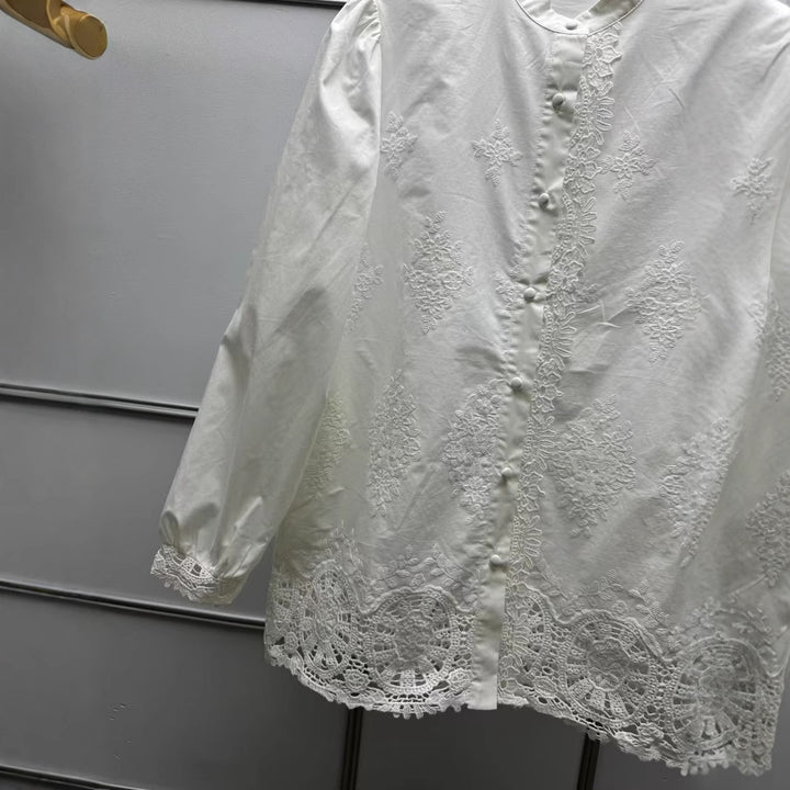 Dame sommerbluse med fine spidsedetaljer og delikate applikationer Stilla
