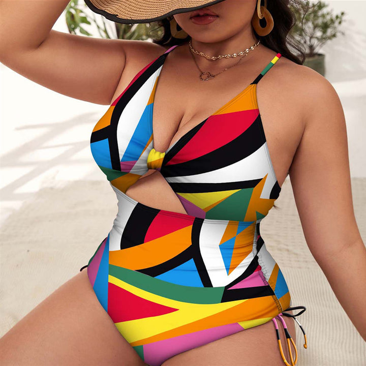 Dame badedragt med moderne cut-out og farverigt geometrisk design Skovae