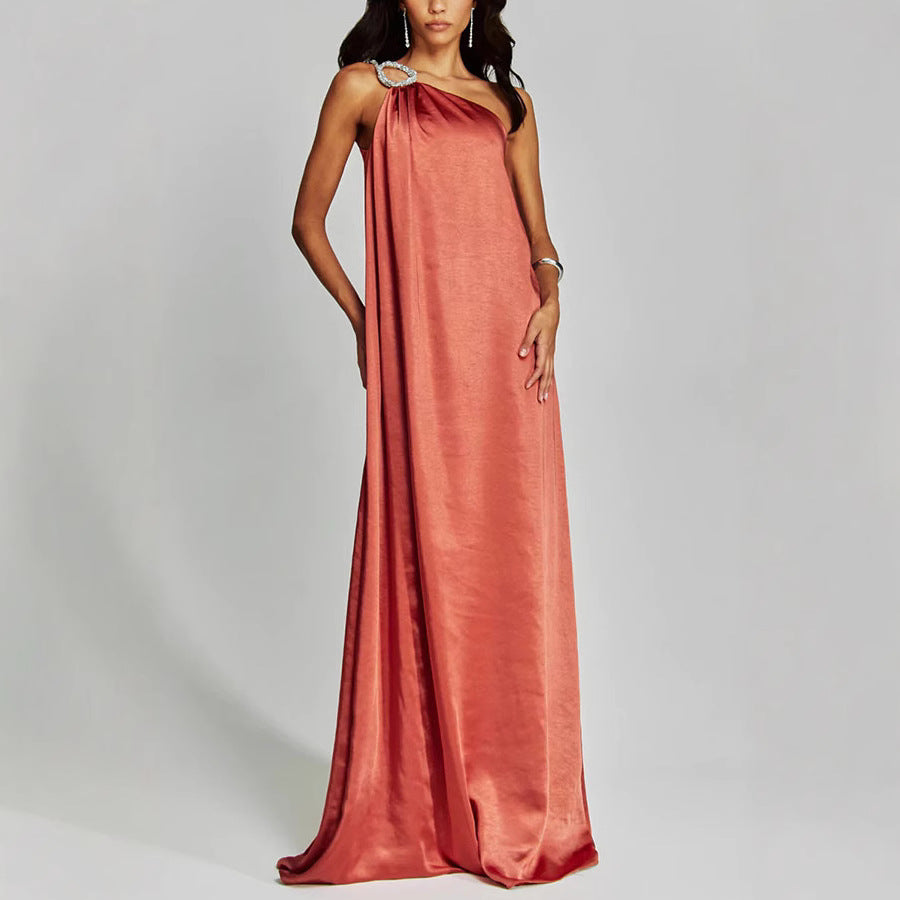 Dame Elegant off-shoulder aftenkjole med flydende stof og glitrende broche Stiila