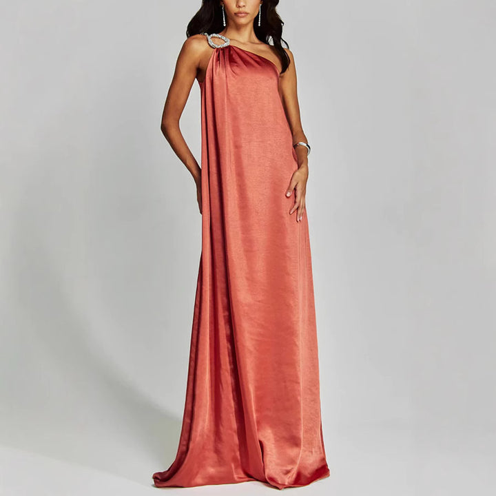 Dame Elegant off-shoulder aftenkjole med flydende stof og glitrende broche Stiila