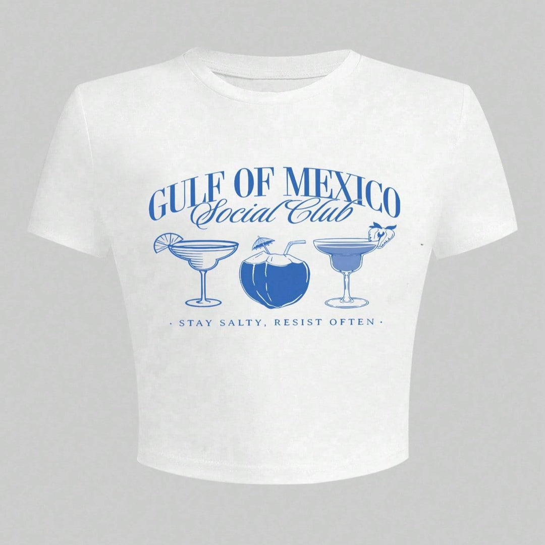 Dame Crop-T-Shirt med kreativt cocktailmotiv og moderne skrift Skovae