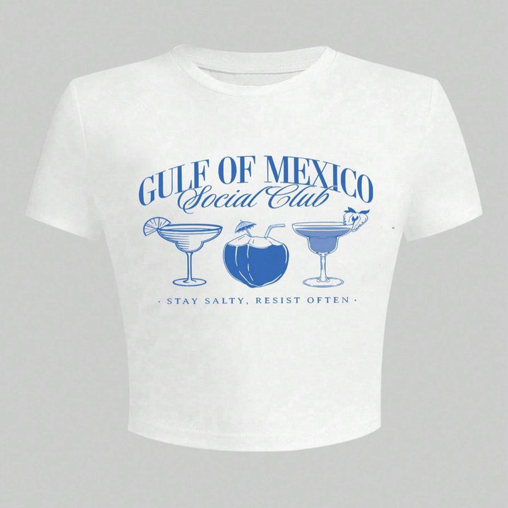 Dame Crop-T-Shirt med kreativt cocktailmotiv og moderne skrift Skovae
