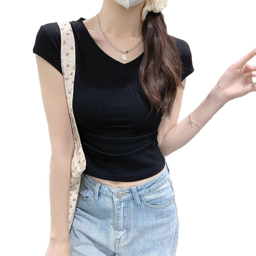 Kvinders cropped t-shirt med v-hals og tætsiddende pasform