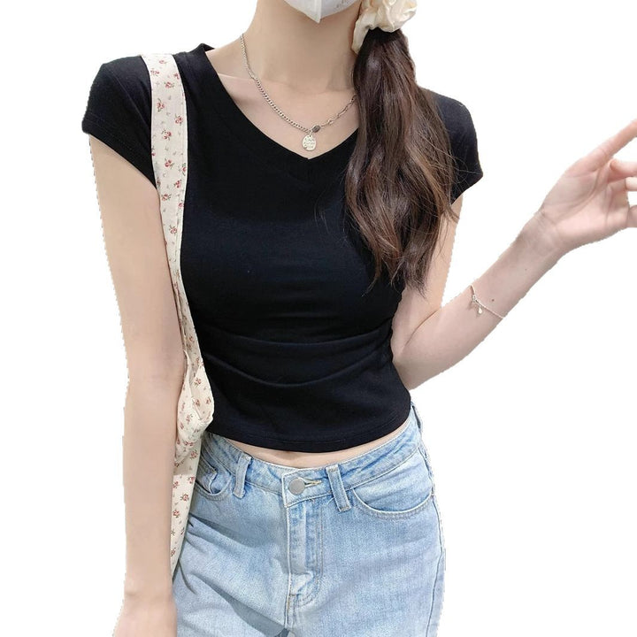 Kvinders cropped t-shirt med v-hals og tætsiddende pasform