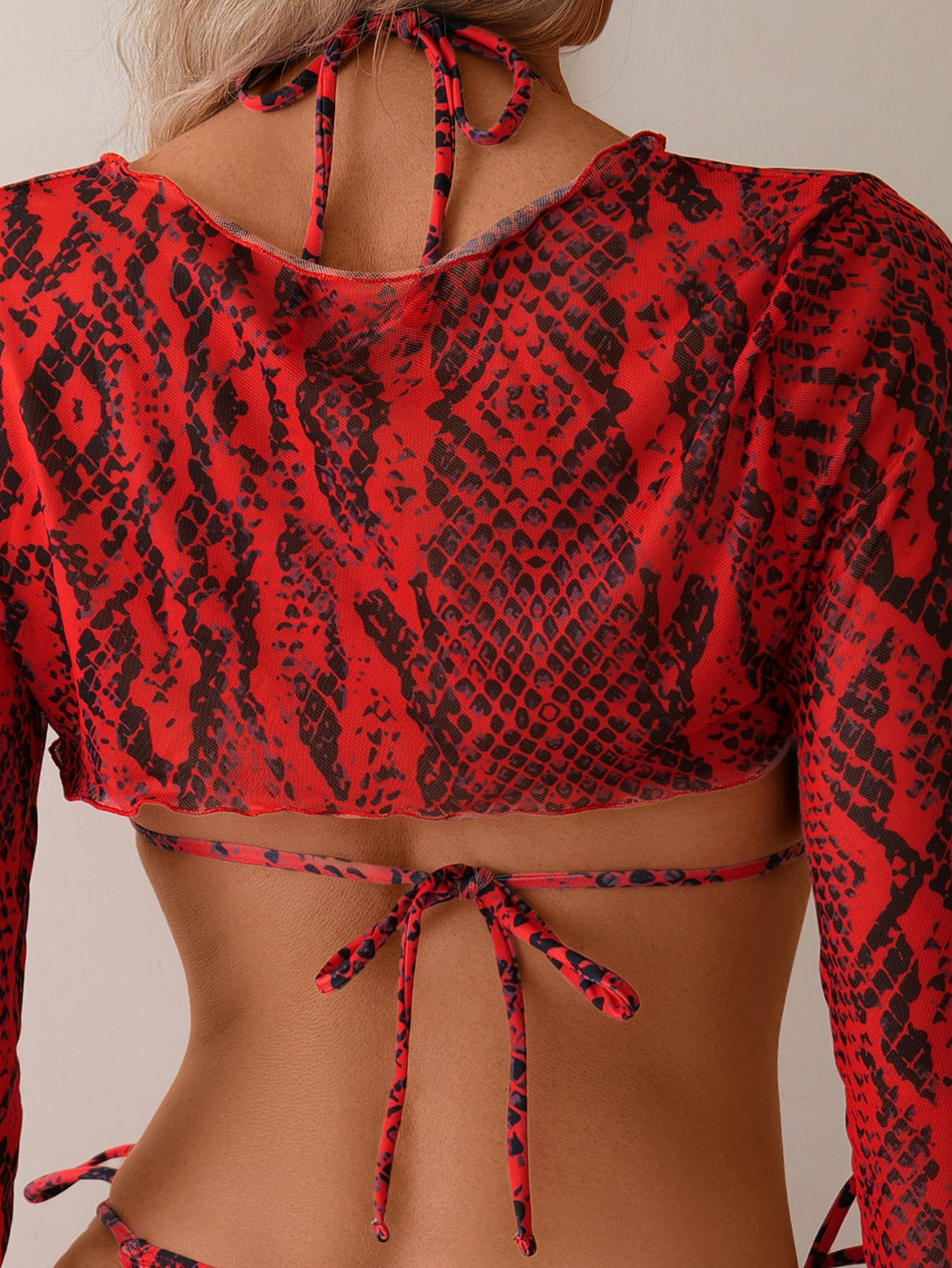 Dame Bikini-sæt med lange gennemsigtige ærmer og usædvanligt cut-out-detail Stilla