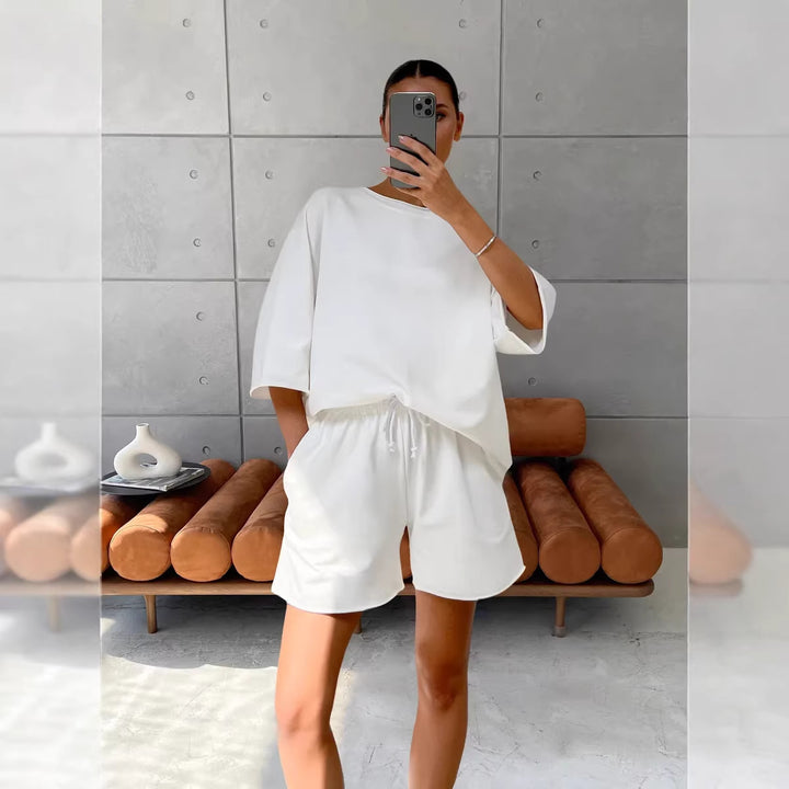 Kvinders afslappede fritidsdragt sæt lavet af blød bomuldsblanding med oversized T-shirt og shorts