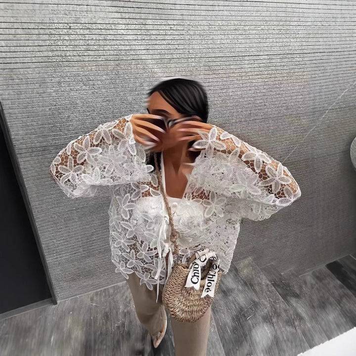 Dame spidsbluse med florale detaljer Stilla