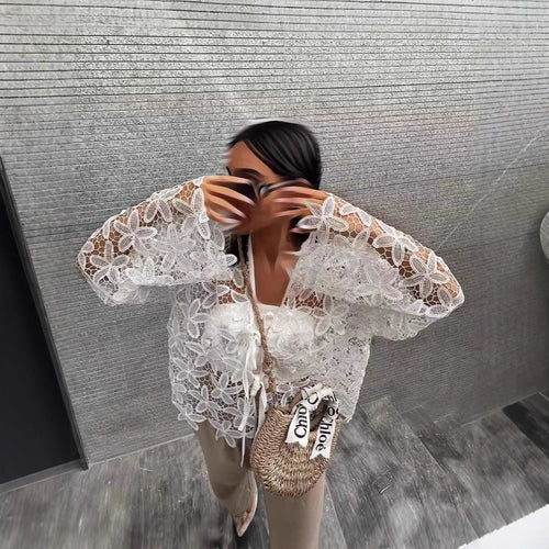 Dame spidsbluse med florale detaljer Stilla