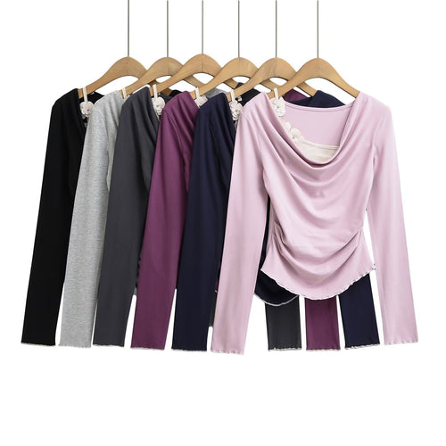 Dame elegant langærmet top med raffinerede draperingsdetaljer og blomsterakcent Stilla