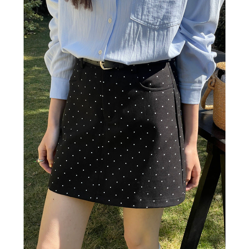 Dame miniskirt lavet af struktureret stof med moderne prikkemønster og elegant snit Stilla