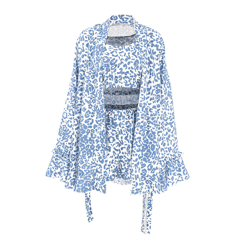 Dame sæt bestående af cropped top, shorts og kimono-robe i leopardmønster Stilla