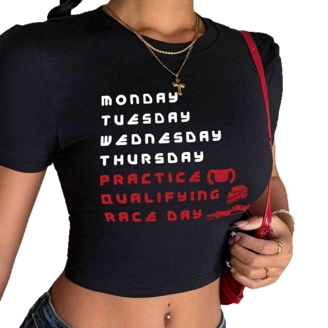 Dame Crop T-Shirt med stilfuldt racemotiv og charmerende skrift Skovae