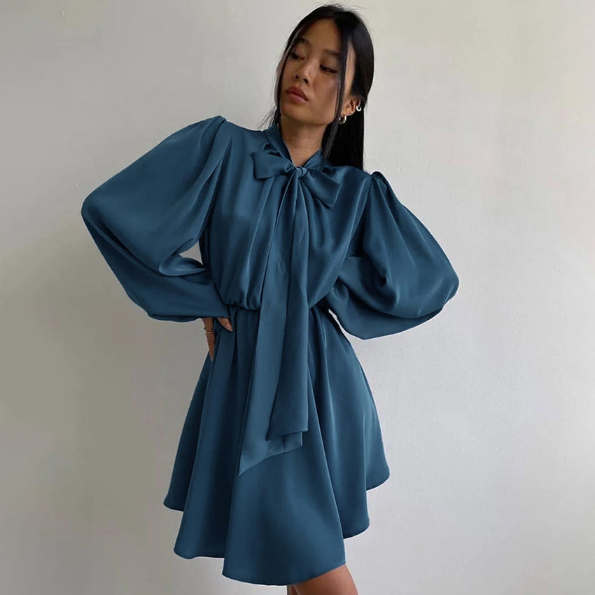 Dame Midi-kjole med elegant slipsdesign og blødt svajende kant Stilla
