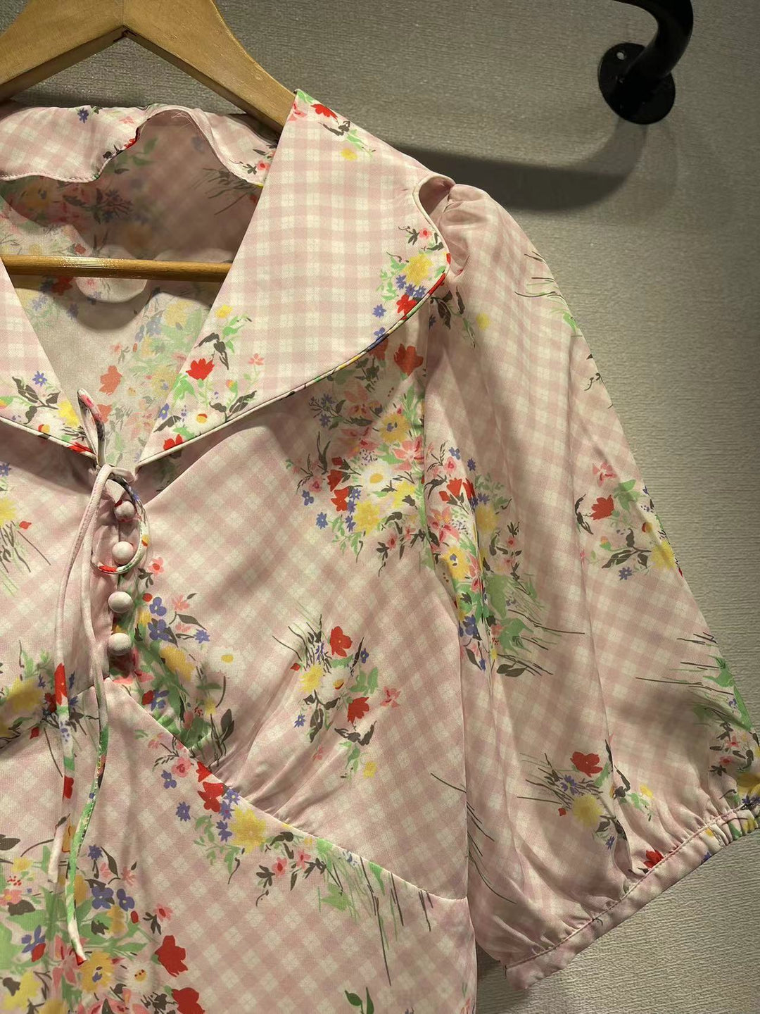 Damebluse med voluminøse ærmer og romantisk ternet mønster og blomsterudsmykning Stilla